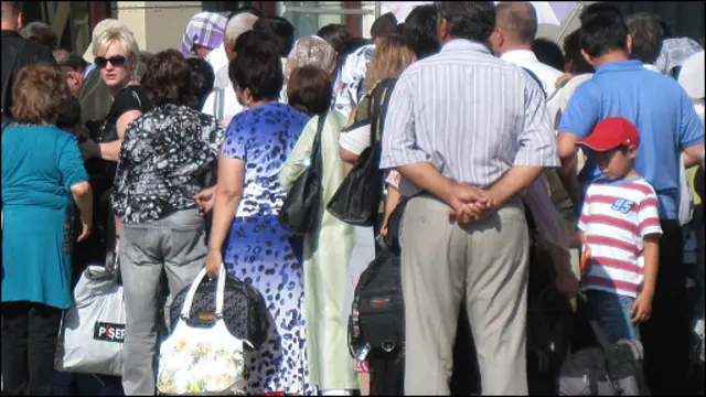 Ўзбек-Қозоқ чегарасидан ўтиш учун одамлар бир неча соатлаб тик оёқда навбат кутишга мажбур бўладилар