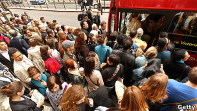 Gente tratando de abordar un bus en Londres