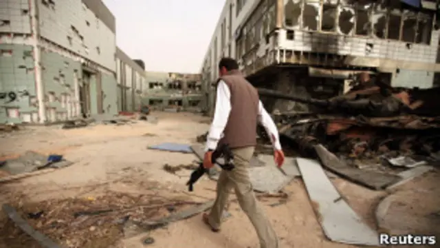 آثار قصف على مدينة مصراتة الليبية