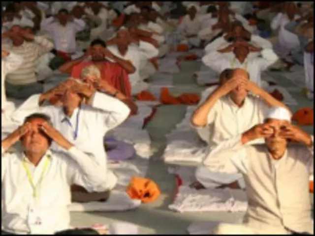 रामदेव का दावा है कि योग और उनकी दवाओं से अधिकतम बीमारियां ठीक की जा सकती हैं.