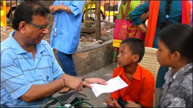 दवाएं बांटते सिटीज़न रिपोर्टर डी आशीष