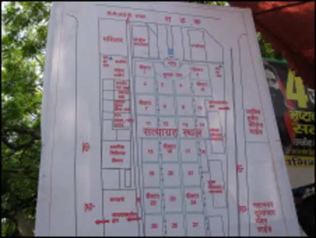 रामलीला मैदान के बाहर एक नक्शा सारे इंतज़ाम की जानकारी देता है.