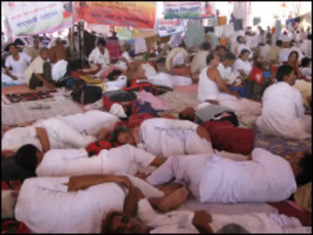 कई लोग अपने बिस्तर, तकिया, और खाने-पीने के सामान के साथ रामलीला मैदान पहुंचे हैं.