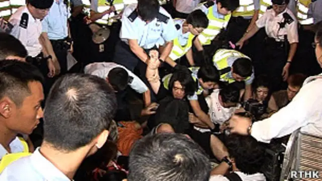 香港警方在北角英皇道对示威者采取逮捕行动（香港电台图片5/6/2011）