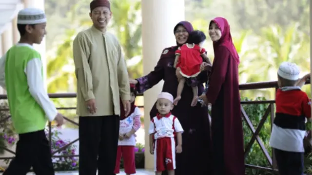 Seorang suami bersama dua isterinya