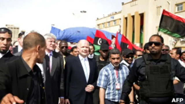 Bản doanh của phe nổi dậy ở Banghazi an toàn đủ để đón các chính khách thế giới như Ngoại trưởng Anh William Hauge (giữa)