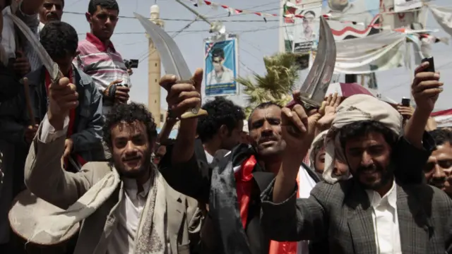  Warga kabilah yang menentang Saleh menghunus pisau tradisional, khanjar di jalan sambil menari.