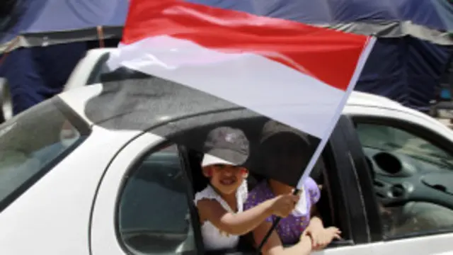 Selain massa warga dan tentara, bocah-bocah terlihat bersuka cita di jalan-jalan Sanaa