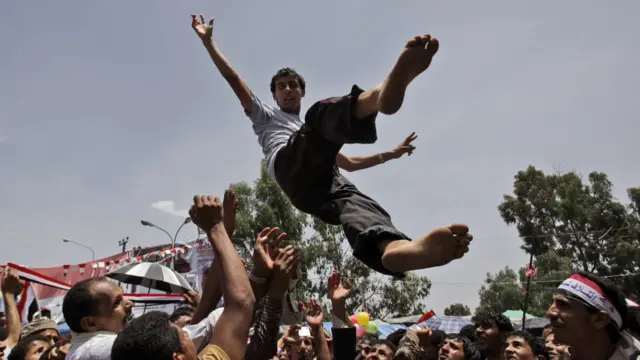 Massa demonstran antipemerintah meluapkan suka cita menyanyi dan menari di jalan-jalan di Sanaa dan kota-kota lain di Yaman, termasuk Taiz. 