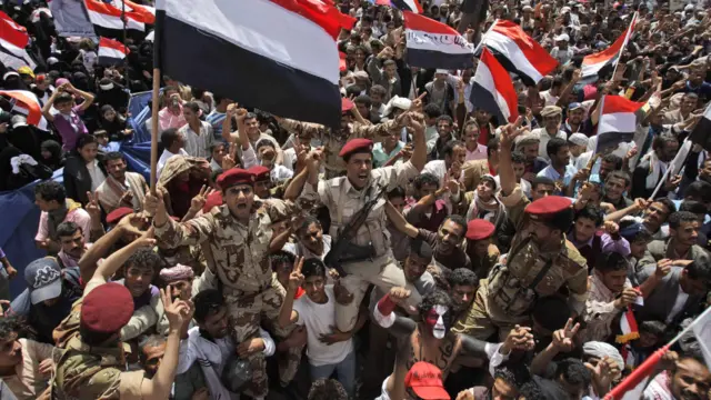 Sebagian tentara ikut bersuka cita bersama massa demonstran antipemerintah.