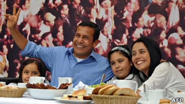 Presiden Peru terpilih Ollanta Humala berfoto dengan keluarganya. 