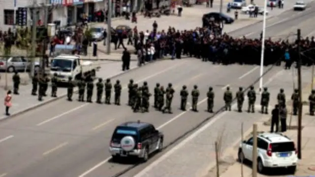 警察与民众对峙