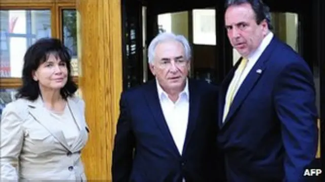 Dominiqe Strauss-Kahn muncul di pengadilan didampingi istrinya dan seorang pengawal