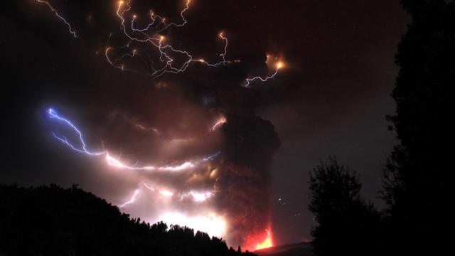 La llegada de una tormenta eléctrica unió rayos y erupción para preocupación de la vecina población de Bariloche, en Argentina.