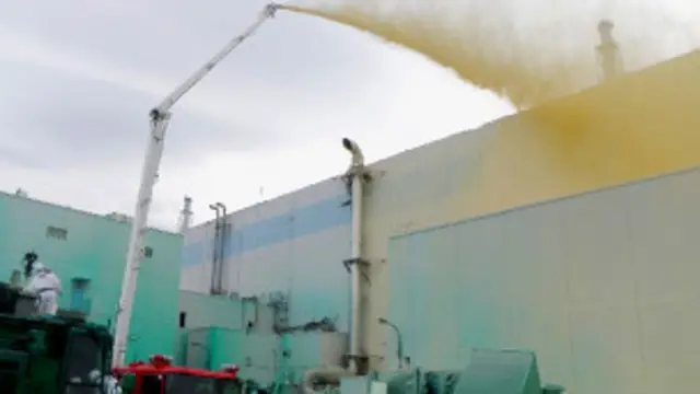 Para pekerja masih mencoba mendinginkan reaktor yang rusak di PLTN Fukushima