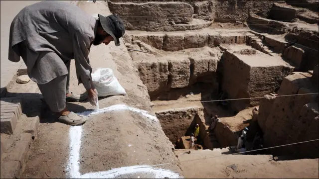 کھدائی کا عمل گورگٹھڑی نامی مقام پر تین ادوار میں مکمل کیا گیا۔موجود دور اکتوبر دو ہزار سات سے جاری تھا، جو مالی وسائل کم ہونے اور موسمی تغیرات کی وجہ سے وقفوں میں مکمل کیا گیا ہے۔