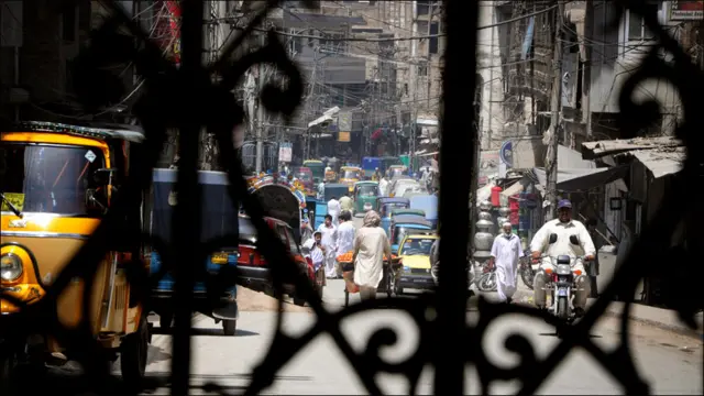 ماہرین آثار قدیمہ کا اس بات پر اتفاق ہے کہ پشاور جنوب مشرقی ایشیاء کا قدیم ترین اور زندہ تاریخی شہر ہے اور پشاور کو آباد ہوئے کم از کم دو ہزار تین سو برس گزر چکے ہیں۔