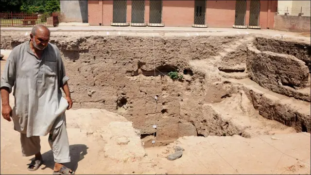 محکمہ آثارِ قدیمہ کے مشیر پروفیسر ڈاکٹر عبدالصمد نے کھدائی کا عمل مکمل ہونے کی تصدیق کرتے ہوئے کہا ہے کہ ’کھدائی کے دوران انڈو گریگ پیریڈ تک رسائی حاصل کی گئی ہے جو کم و بیش دو ہزار تین سو برس قدیم عہد ہے۔ تاہم پشاور کا آغاز اس سے بھی قبل ہوا تھا۔‘ جس کا ثبوت گورنر ہاؤس پشاور میں کی جانے والی ایک کھدائی سے ثابت ہوتا ہے۔