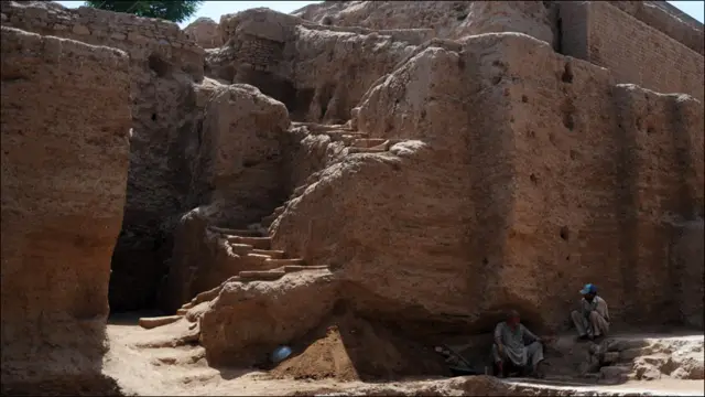 برصغیر میں سکوں کی ابتداء فارسی حکمرانوں اَخامینینز کے دور میں ہوئی جو پانچ سو قبل مسیح کا عہد تھا اور یہ ’پنچ مارک ٹائم‘ کہلاتا تھا۔ اس زمانے میں سکوں پر مخصوص نشانات کندا کیے جاتے تھے۔