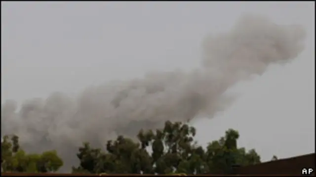 أعمدة الدخان تنبعث من طرابلس الثلاثاء