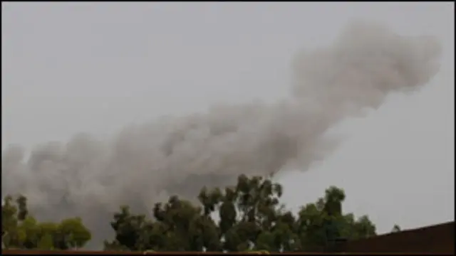 Asap tebal mengepul ke angkasa di atas kota Tripoli tidak lama setelah pesawat jet Nato terbang rendah