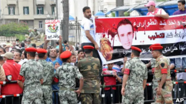 مظاهرات تطالب برفع حالة الطوارئ