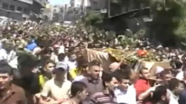 Warga Suriah memakamkan korban yang tewas di Jisr al-Shughur