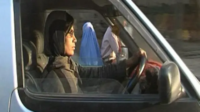 نمایی از فیلم "زنان افغان پشت فرمان"