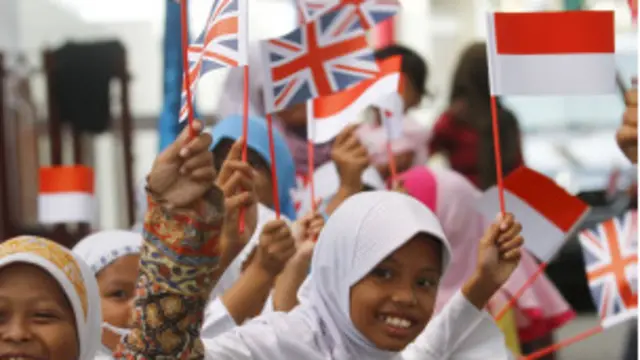 په دې فلم کې د مسلمانانو د بېلابېلو قشرونو لنډې ویناوې راخیستل شوې، چې د جوماتونو امامان، کارګر، انجنیران ښځې او نارینه ټول په کې شامل دي.