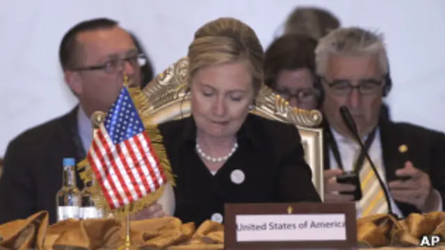 هيلاري كلينتون خلال اجتماع أبوظبي