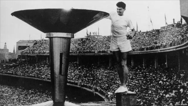 العداء الأسترالي رون كلارك يوقد النيران في دورة ملبورن بأستراليا 1956