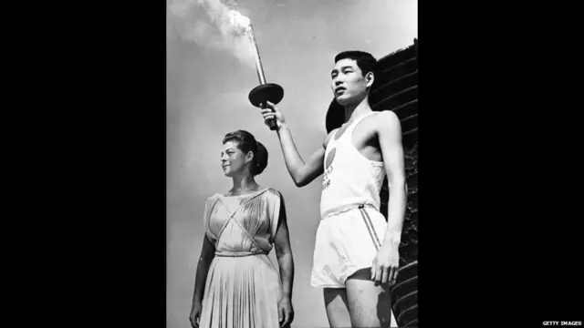 يوشينوري ساكاي أو طفل هيروشيما الذي ولد يوم إلقاء القنبلة النووية عليها. تم اختياره لإشعال موقد دورة طوكيو 1964.