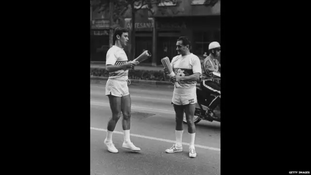 لاعبان مكسيكيان في الإعداد لدورة نيو مكسيكو 1968.