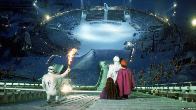 في افتتاح دورة ليليهامر لاعب القفز فوق الجليد شتين غروبين يقفز بالشعلة إلى الحلبة 