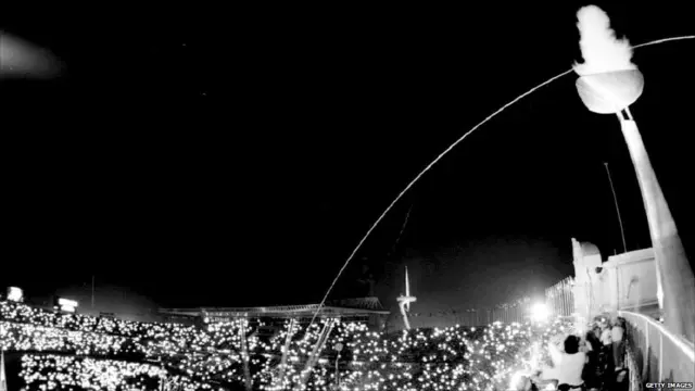 في دورة برشلونة بإسبانيا 1992 أنطونيو روبيلو بطل الرماية بالسهم يوقد الشعلة بسهمه.