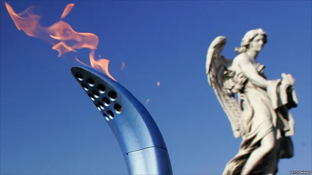 شعلة دورة تورين للألعاب الشتوية 2006 تمر بجسر القديس أنجلو في روما. 