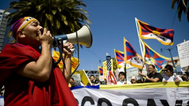 دعاة حقوق اهل التيبت في إمباركاديرو بسان فرانسيسكو أثناء تتابع شعلة دورة بكين 2008.