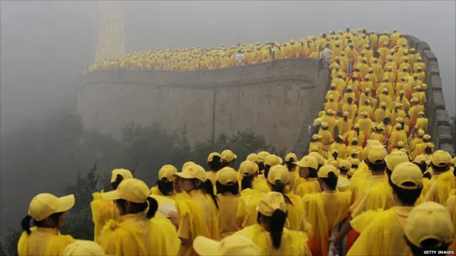 آلاف المتطوعين على سور الصين العظيم قبل افتتاح دورة بكين 2008 بيوم واحد.