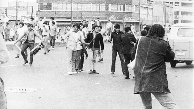 Jóvenes armados con palos