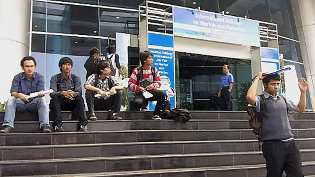 Ledakan lulusan perguruan tinggi tidak dibarengi penyediaan lapangan kerja.