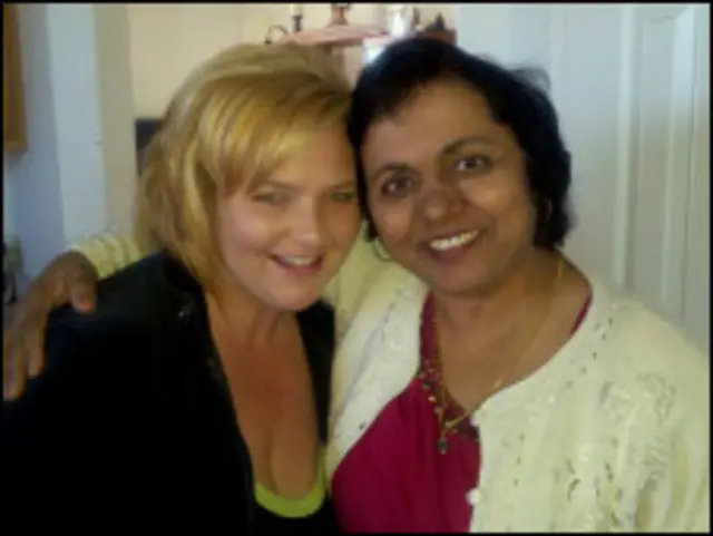 A doadora Amy Donohue (esquerda) com Anu Dwivedi