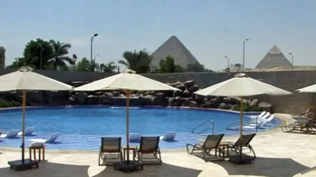 تعاني مصر من انحسار شديد من العملة الأجنبية بعد التراجع الحاد في عائدات السياحة