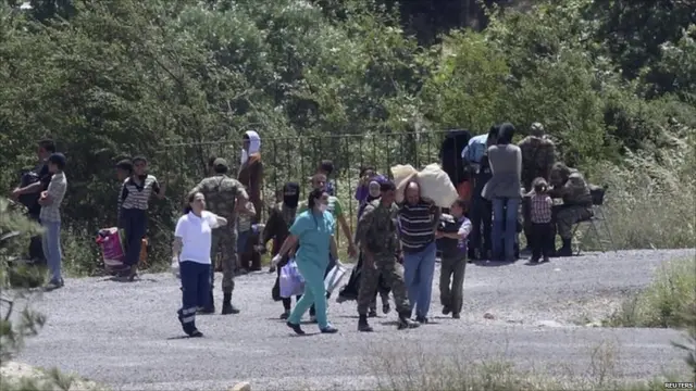 Warga Suriah membawa bagasi ketika masuk ke wilayah Turki.