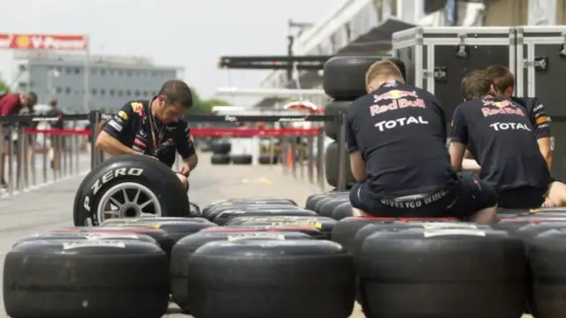 Tim Red Bull memeriksa ban Pirelli