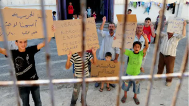 Warga Suriah berunjuk rasa di tempat pengungsian mereka di Turki 