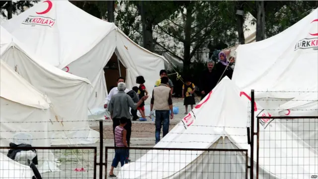 Di kota Hatay, Turki, tenda-tenda sudah disiapkan oleh palang merah setempat. Turki mengatakan 4.300 warga Suriah masuk ke negara itu, tetapi jumlah yang sebenarnya bisa jauh lebih besar. 