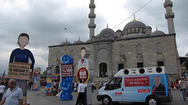 Elementos con información en forma de muñeco frente a la Mezquita Nueva