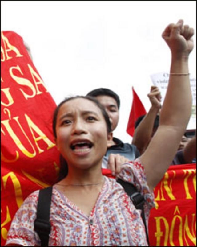 Biểu tình chống Trung Quốc diễn ra tại Hà Nội và TP. HCM ngày 12/06.