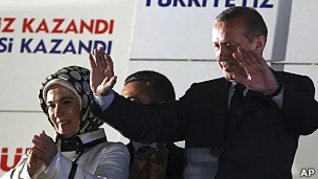 Perdana Menteri Turki Recep Tayyip Erdogan merayakan kemenangan nya dengan istrinya. 
