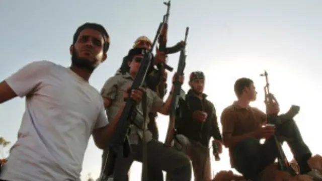 Pemberontak Libia mengangkat senjata untuk memaksa Muammar Gaddafi lengser